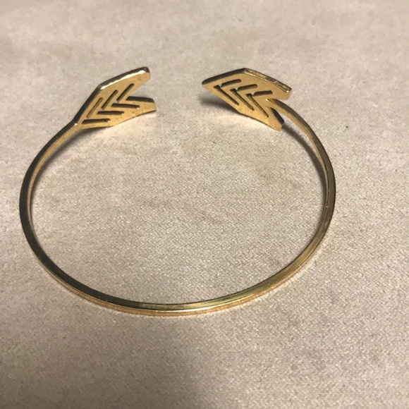 Gold arrow cuff bracelet - Picture 4 of 4